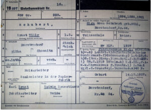 Die Wehrstammkarte eines Bewohners des Hauses 1937. Ein Wehrstammblatt/karte ist ein Dokument, welches in 4 facher Ausfertigung von den Meldebehörden/ Militärbehöden und Kreiswehrersatzämtern angefertigt wurde um die kriegstauglichen Personen zu erfassen. Darin wurde Wohnort, Fähigkeiten, Qualifikationen dokumentiert. Ein Dokument erhielt die Meldebehörde, eins die Polizeibehörde, zwei die Militärbehörde. Anhand der Dokumente wurden die wehrfähigen Männer passend Ihrer Qualifikationen und Fähigkeiten in den Krieg eingezogen und entsprechenden Truppenteilen zugeordnet