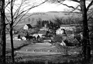 Borstendorf mit Kirche in den 30er Jahren