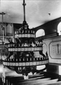 Leuchter zum Gedenken der Opfer des 1. Weltkrieges - entstand durch den Verein Weihnachtsbastelgruppe im Jahre 1927. Bis Anfang der 90er Jahre schmückte er die Kirche. Nun ist er in der Trauerhalle zu finden.